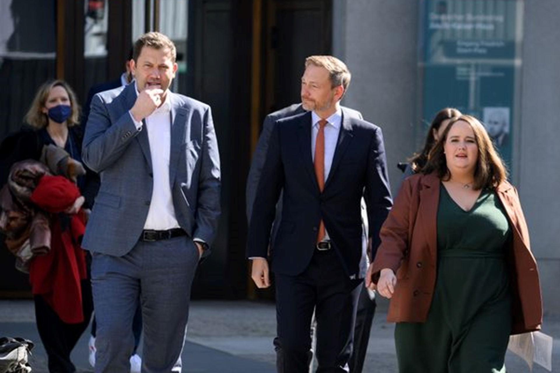Die Vorsitzenden der Ampel-Parteien, Lars Klingbeil (l, SPD), Christian Lindner (FDP) und Ricarda Lang (Bündnis 90/Die Grünen), kommen zu einem Statement zum geplanten zweiten Entlastungspaket.