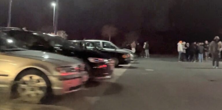 Samstagabends ist der Parkplatz am Westring-Center ein beliebter Treffpunkt geworden.