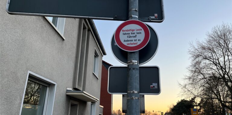 Am Friedrich-Ebert-Wall hat die Stadt ein Schild gegen Radsünder angebracht.