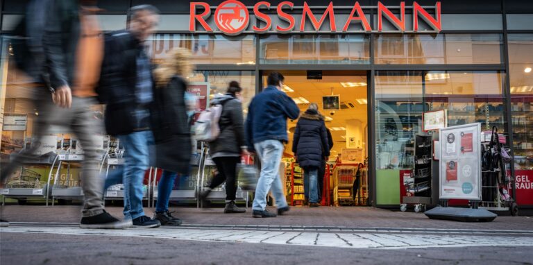 Rossmann-Chef Raoul Roßmann kündigt deutlich steigende Preise im Drogeriemarkt an.