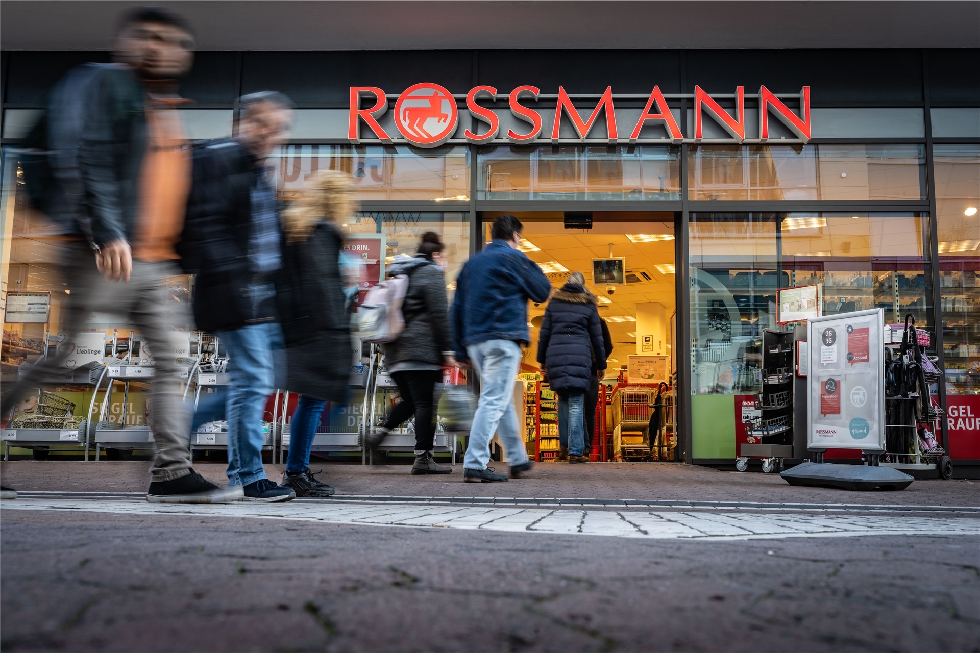 Rossmann-Chef Raoul Roßmann kündigt deutlich steigende Preise im Drogeriemarkt an.