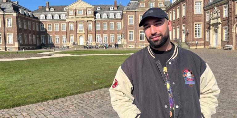 Der Rapper Cem Eroglu alias „Cemo45“ hat am Schloss Nordkirchen für eines seiner Musikvideos gedreht. Daraus ist nun ein viraler TikTok-Beitrag geworden.