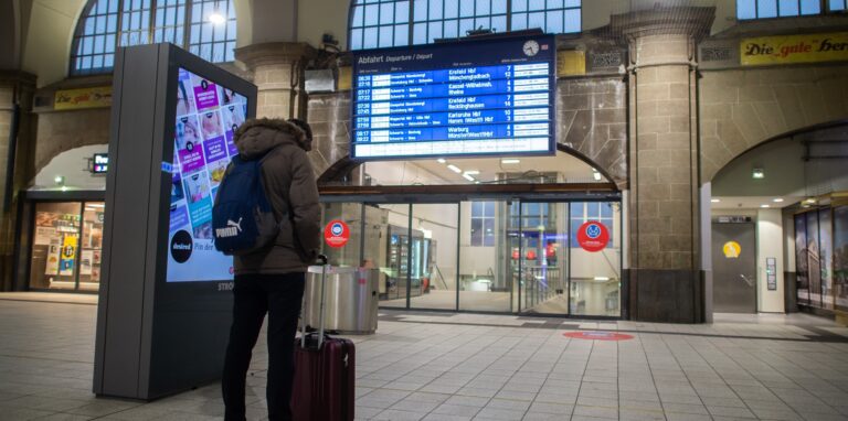 Bahn-Reisende haben einen 61 Jahre alten Mann in Hagen gerade noch rechtzeitig vor einem herannahenden Güterzug von den Gleisen gezogen.