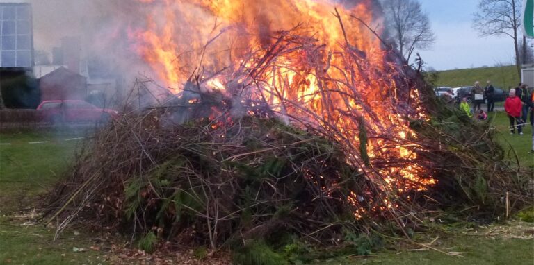 Ein Osterfeuer lodert.