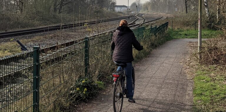 Radweg entlang der Gleise am Lippetal
