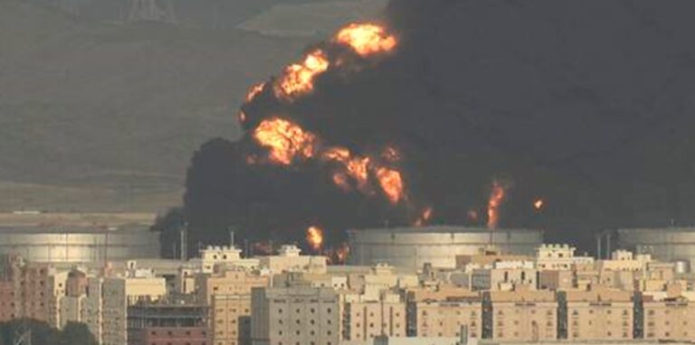 Ein Öl-Depot in Saudi-Arabien steht in Flammen.