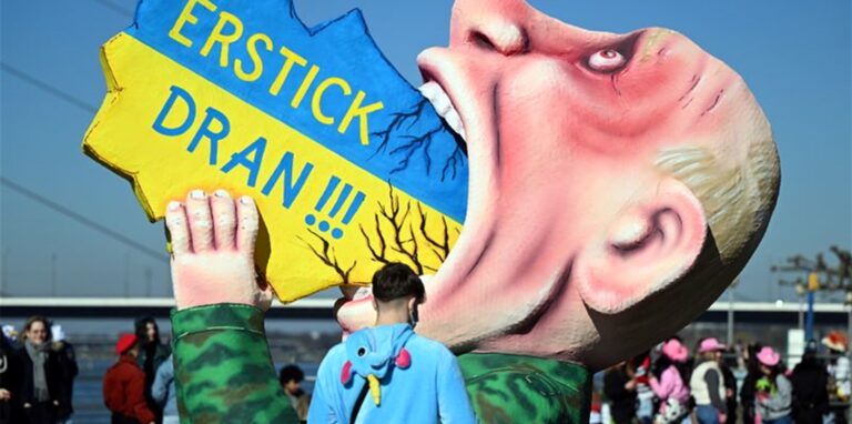 Der Düsseldorfer Motivwagen mit der überlebensgroßen Karikatur des russischen Präsidenten Putin, der die Ukraine schluckt.