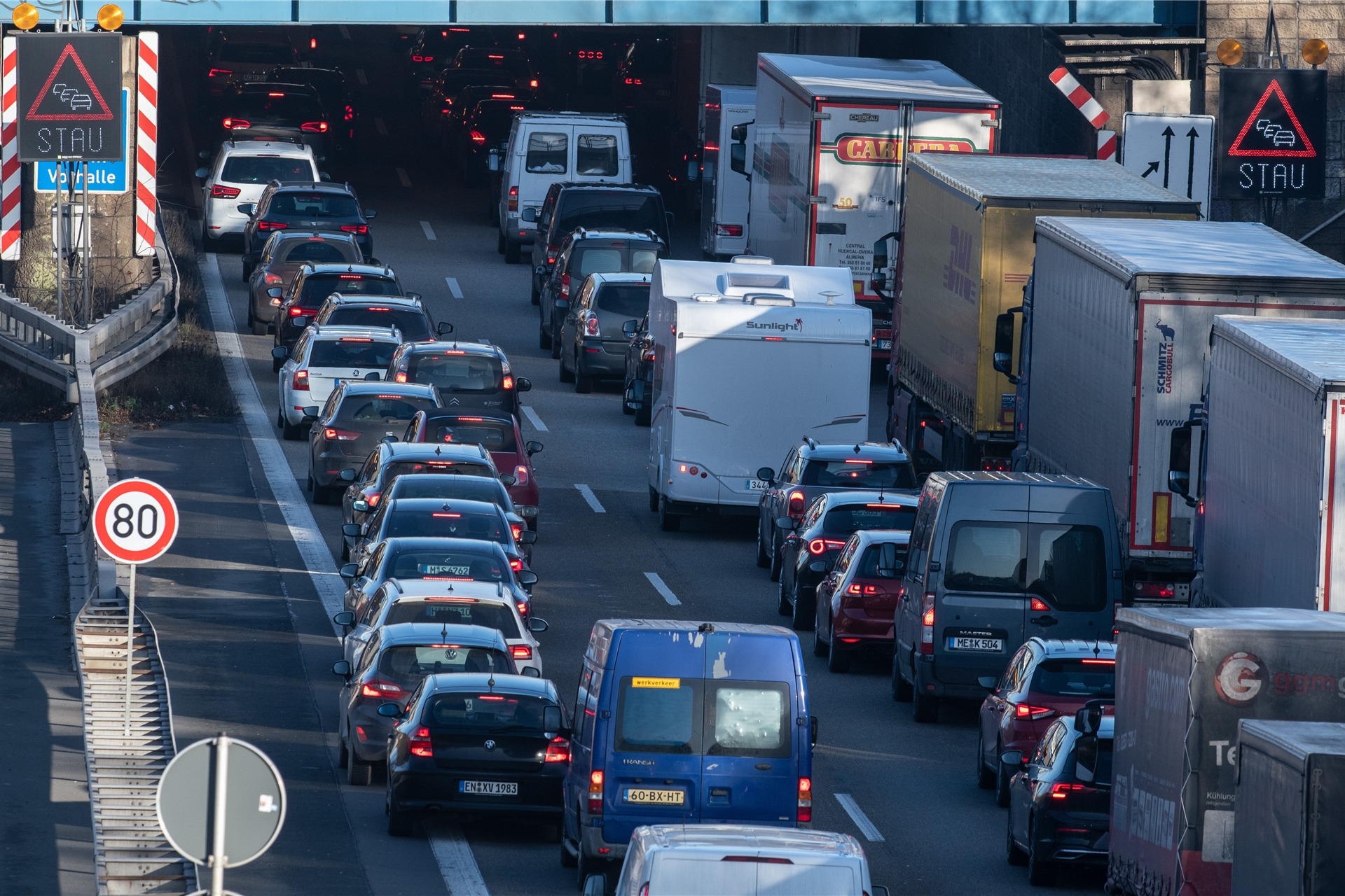 Die Pandemie trifft jetzt den Verkehr. Autobahnen könnten gesperrt werden.