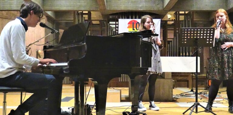 Bei einem spontanen Benefiz-Konzert für ukrainische Frauen und Kinder in St. Barbara brachten Jacob Nashir (Klavier, Gesang), Lilli Knohl (Alt) und Marina Meistrowitz das Publikum zum Mitsingen bei „We are the world“ von Michael Jackson.