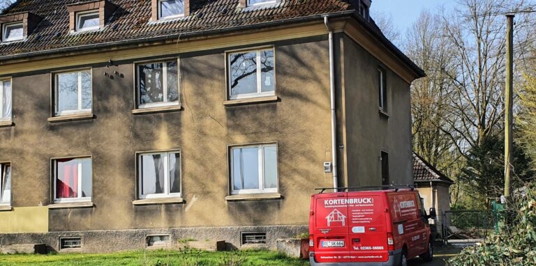 Mitarbeiter der Firma Kortenbruck arbeiten aktuell täglich in der Wohnungslosenunterkunft an der Backumer Straße, um den Hausschwamm zu beseitigen.