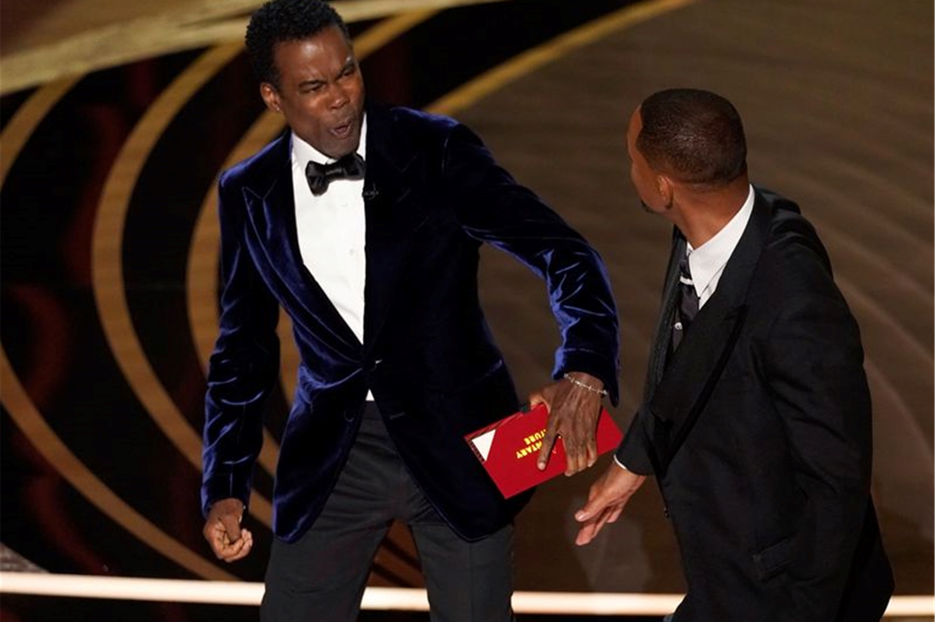 Moderator Chris Rock bekommt von Will Smith eine Ohrfeige versetzt.
