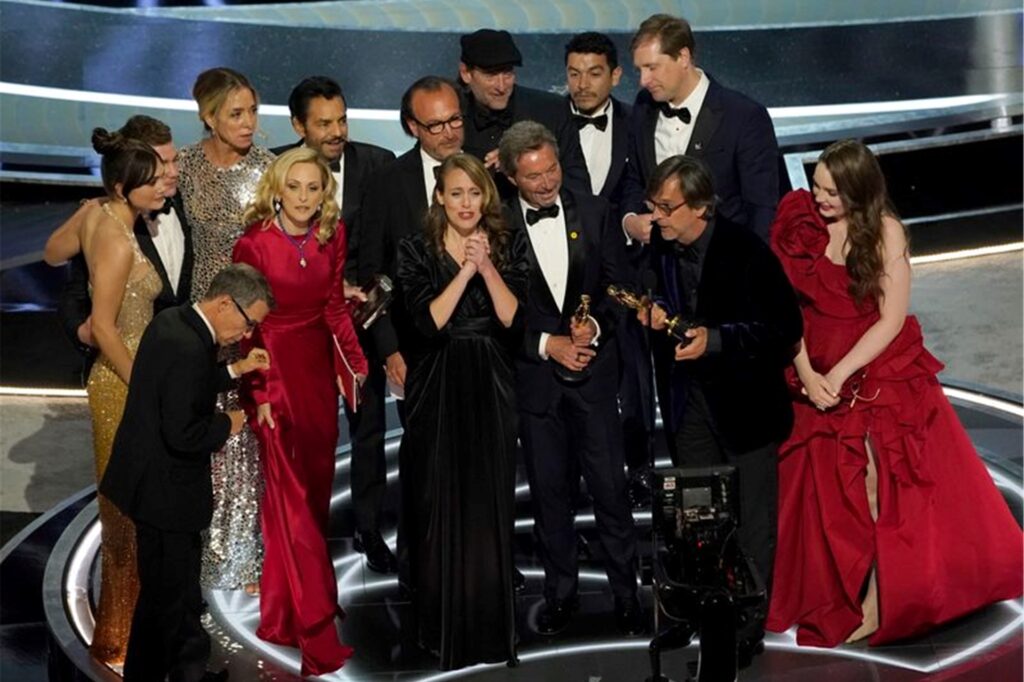 Die Darsteller und die Crew von «Coda» nehmen den Preis für den besten Film entgegen. Die Darsteller und die Crew von «Coda» nehmen den Preis für den besten Film entgegen.