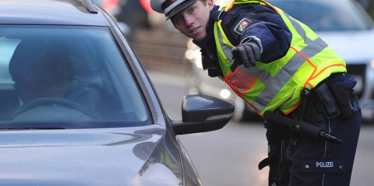 Ein Polizist hält am 10.10.2013 in Düsseldorf (Nordrhein-Westfalen) ein Fahrzeug aufgrund einer Geschwindigkeitsüberschreitung an.