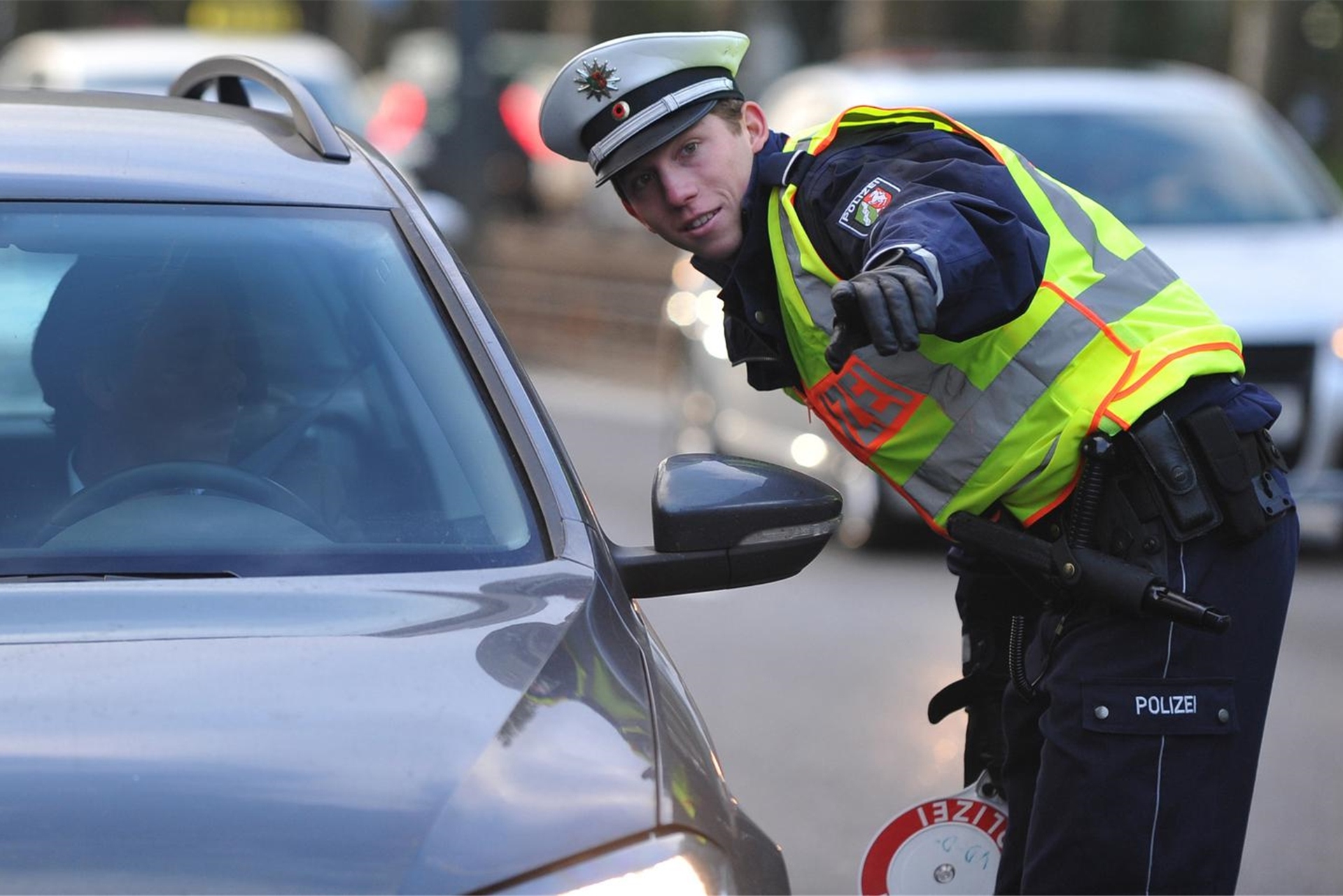 Ein Polizist hält am 10.10.2013 in Düsseldorf (Nordrhein-Westfalen) ein Fahrzeug aufgrund einer Geschwindigkeitsüberschreitung an.