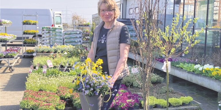 Gärtnerin Susanne Luthe hält einen farbenfrühen Blumenkübel in die Kamera.