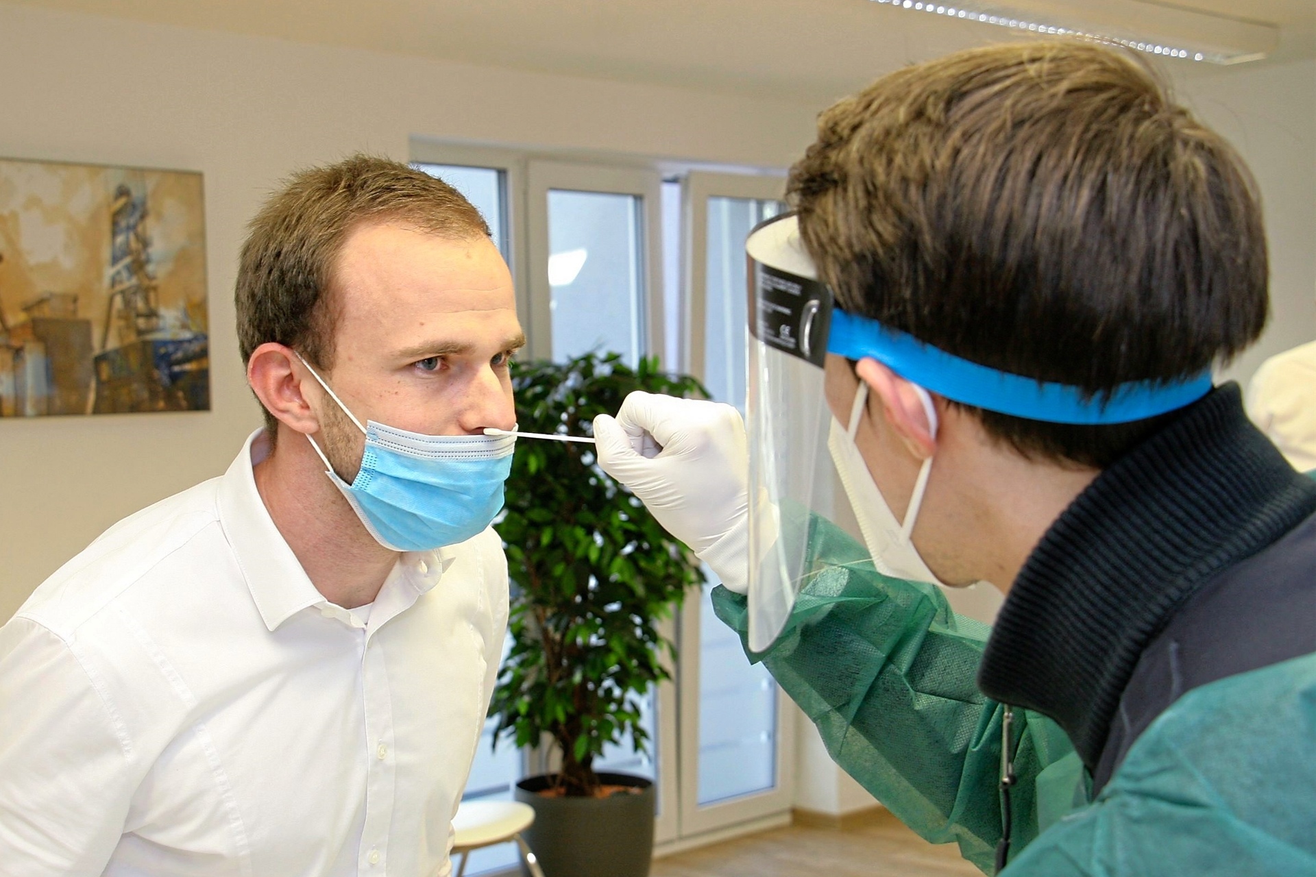 Im DRK-Testzentrum simulieren die Mitarbeiter Max-Philipp Metzemacher (r.) und René Fitze einen Corona-Test.