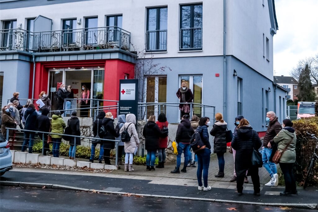 Längst vorbei sind die Zeiten, als Menschen vor dem DRK-Impfzentrum Schlange standen – wie hier kurz nach der Eröffnung im Dezember 2021. In Kürze wird aus dem Impf- ein reines Testzentrum. Längst vorbei sind die Zeiten, als Menschen vor dem DRK-Impfzentrum Schlange standen – wie hier kurz nach der Eröffnung im Dezember 2021. In Kürze wird aus dem Impf- ein reines Testzentrum.