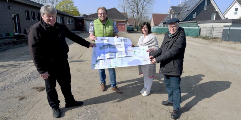 Am Bachackerweg entsteht der neue Kindergarten St. Barbara. Die Planungen stellen (v. l.) Jörg Kaczor (Kirchenvorstand St. Franziskus), Stefan Rüter (Bauherr), Nicole Weiner (Verbundleiterin der Kirchengemeinde St. Franziskus) und Pfarrer Ulrich Müller vor.