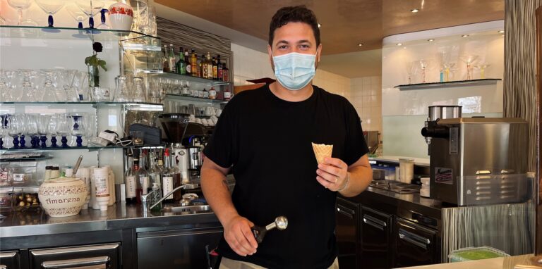 Tiago Motta verkauft veganes Fruchteis in Haltern am See.