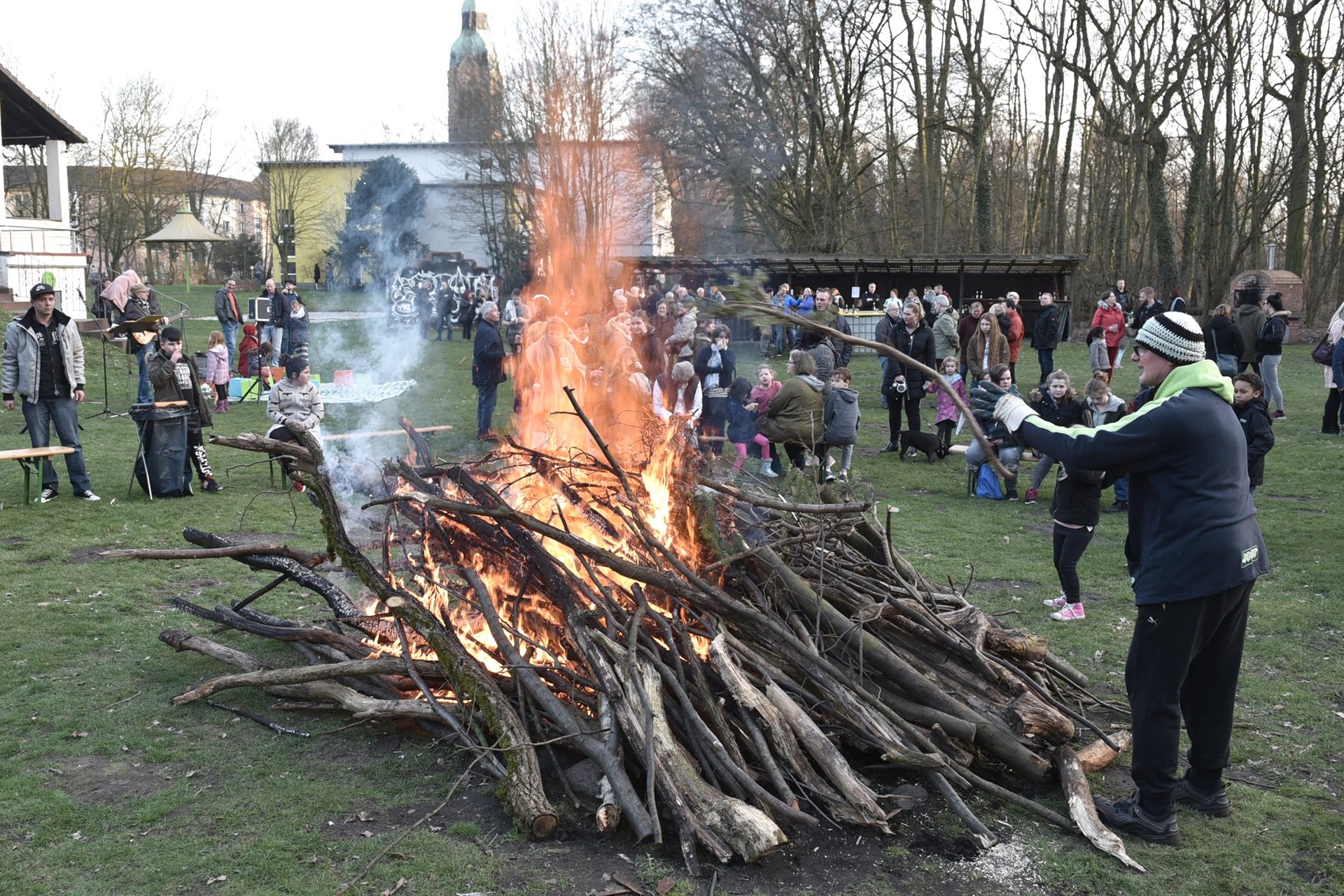 Die Evangelische Kirchengemeinde Habinghorst wird wieder ein Osterfeuer entzünden, das Foto entstand 2018. Zwei Jahre lang wurden die Osterfeuer wegen Corona abgesagt.