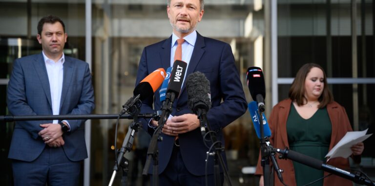 Die Vorsitzenden der Ampel-Parteien (l-r), Lars Klingbeil, Vorsitzender der SPD, Christian Lindner, Bundesvorsitzender der FDP, und Ricarda Lang, Bundesvorsitzende von Bündnis 90/Die Grünen, äußern sich vor dem Reichstagsgebäude zum geplanten Entlastungspaket als Reaktion auf die gestiegenen Energiepreise.
