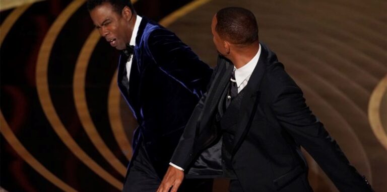 Will Smith (r) ohrfeigt Moderator Chris Rock bei der 94. Verleihung der Academy Awards in Hollywood.