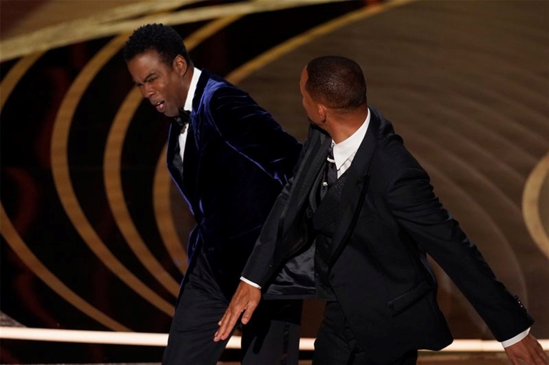 Will Smith (r) ohrfeigt Moderator Chris Rock bei der 94. Verleihung der Academy Awards in Hollywood.