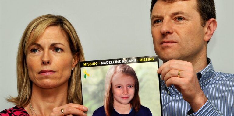 Kate und Gerry McCann, Eltern der im Jahr 2007 verschwundenen Britin Madeleine «Maddie» McCann, halten bei einem Such-Aufruf das Foto ihrer Tochter.