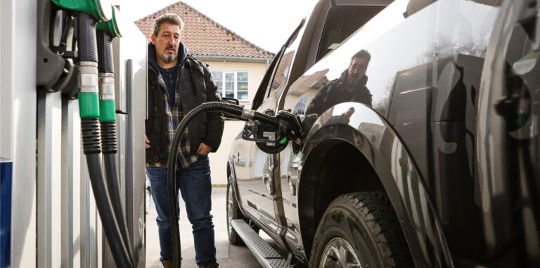 Ein Energiebonus von 300 Euro soll die hohen Spritpreise erträglicher machen. Unser Autor hält das für einen falschen Weg und ein völlig falsches Signal.
