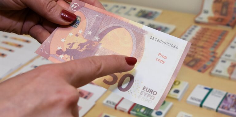 Die in Scherlebeck gefundenen Banknoten wurden vom Kriminal-Kommissariat der Polizei eingehend untersucht.