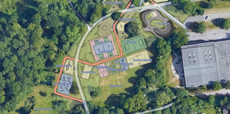 Das Hallenbad (rechts im Bild) verdeckt vom Stadtmittelpunkt aus den neuen Spiel- und Bewegungspark, der auf der Wiese entstehen soll.