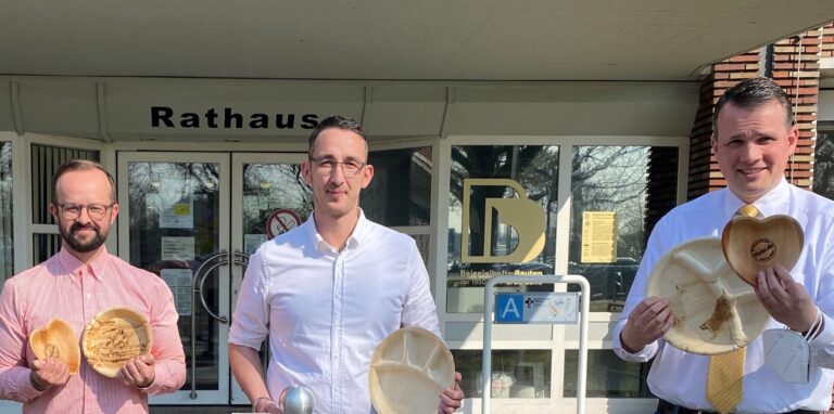 Paul Harazim und Adem Serilmez sind mit dem Deutschen Nachhaltigkeitspreis Design 2022 ausgezeichnet worden. WINDOR-Prokurist Günter Aleff und Bürgermeister Tobias Stockhoff  haben die Dorstener Jungunternehmer zu einem Gespräch ins Rathaus eingeladen
