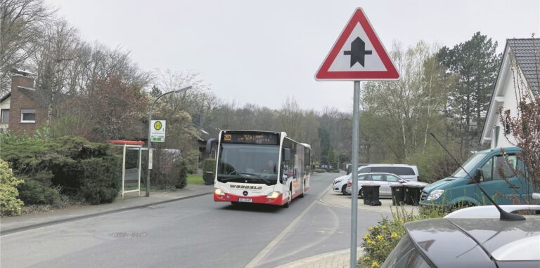 Ein Linienbus fährt durch den Krusenhof. Ein neues Schild weist dort eine Vorfahrtstraße aus.