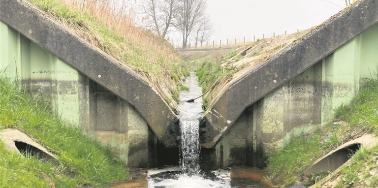 Das Wasser des Groppenbachs fließt in dicken Betonsohlschalen.