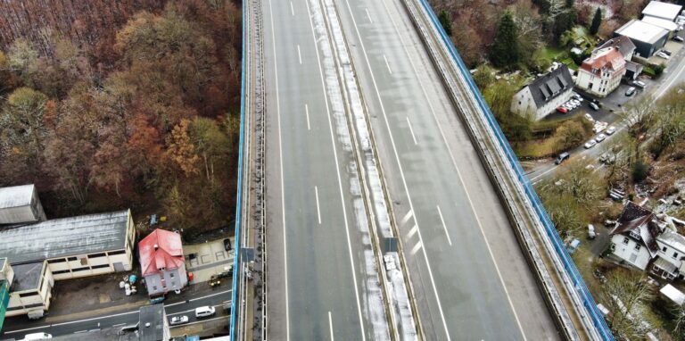 Die Talbrücke Rahmede bei Lüdenscheid im Dezember 2021. Aktuell wird die Brücke für ihre Sprengung vorbereitet.