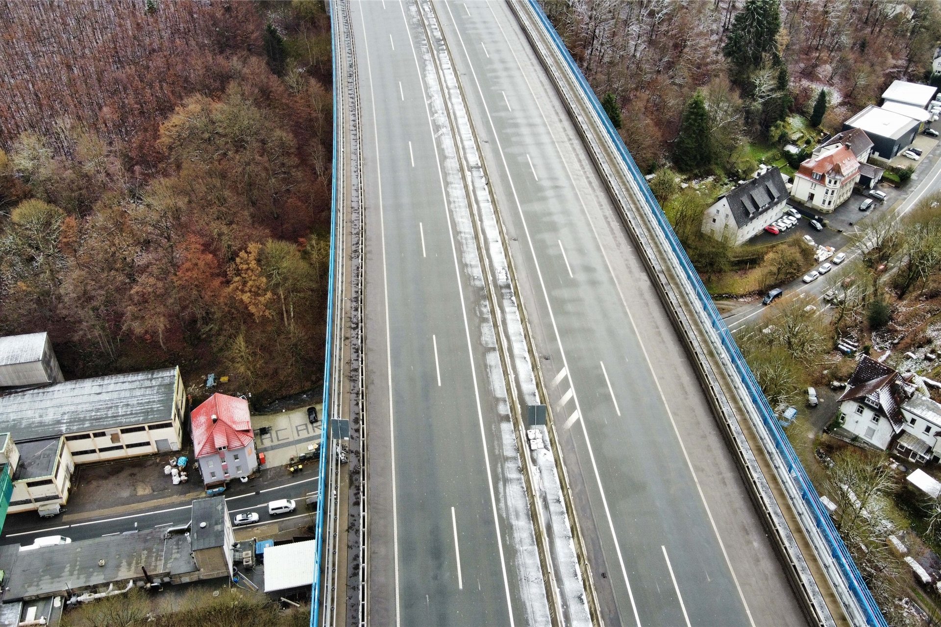 Die Talbrücke Rahmede bei Lüdenscheid im Dezember 2021. Aktuell wird die Brücke für ihre Sprengung vorbereitet.