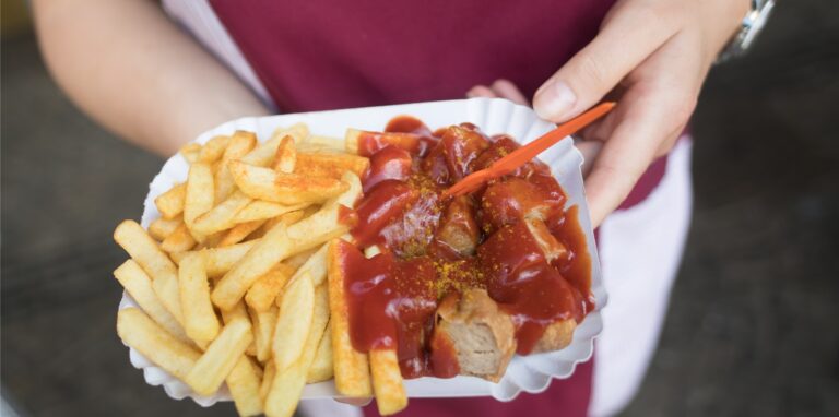Den beliebten Klassiker Pommes-Currywurst ohne Pommes? Angesichts der teurer gewordenen Speiseöle verzichten erste Gastronomen auf Pommes.