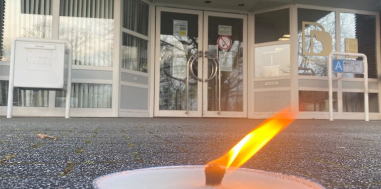 Vor dem Rathaus brennt in Gedenken an alle mit dem Coronavirus verstorbenen Dorstenerinnen und Dorstener eine Kerze.