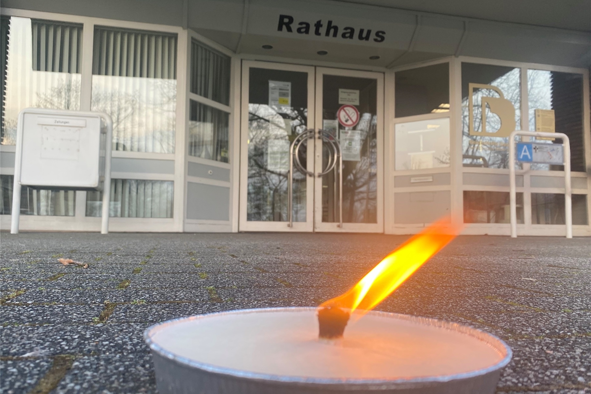 Vor dem Rathaus brennt in Gedenken an alle mit dem Coronavirus verstorbenen Dorstenerinnen und Dorstener eine Kerze.