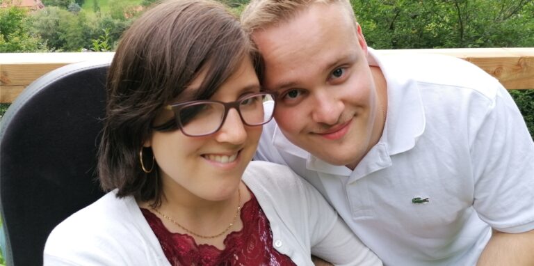 Marie und Torben sind seit Juni 2021 ein Paar. Sie haben sich über eine spezielle Dating-Plattform für Menschen mit Behinderungen kennengelernt.