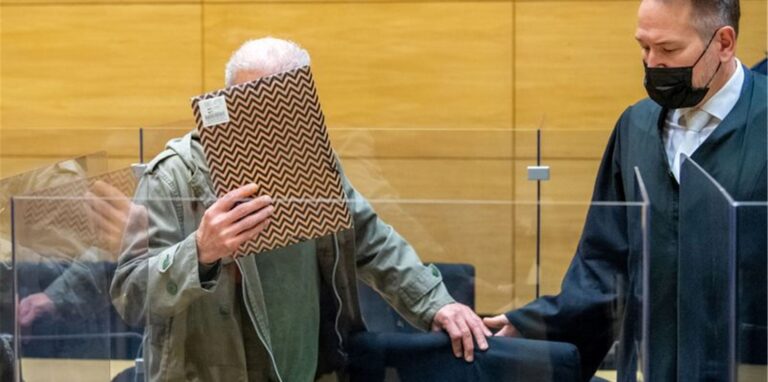Der Angeklagte kommt zu Beginn des Prozesses wegen zweifachen Mordes in den Gerichtssaal am Landgericht Bielefeld. (Archiv)
