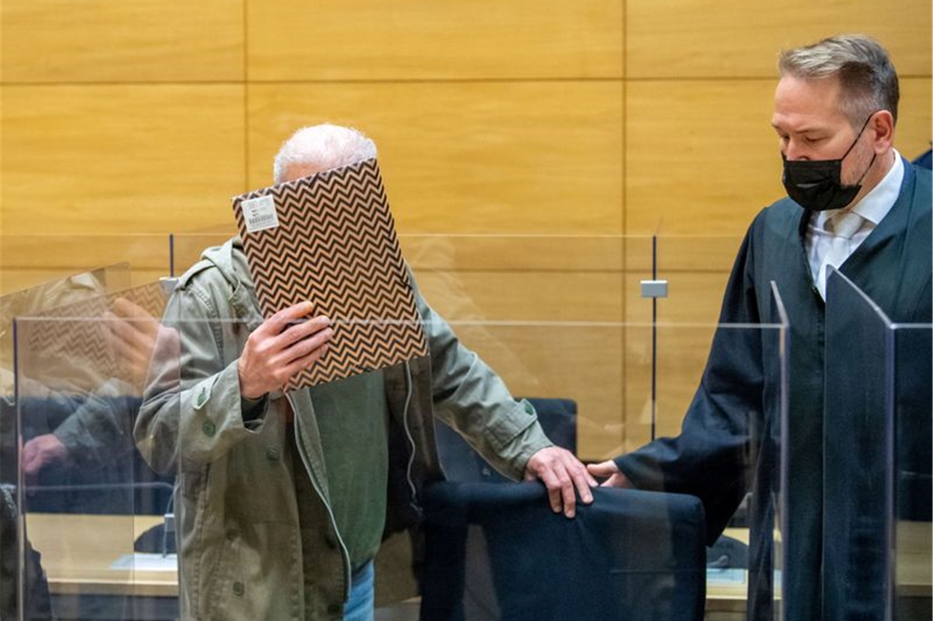 Der Angeklagte kommt zu Beginn des Prozesses wegen zweifachen Mordes in den Gerichtssaal am Landgericht Bielefeld. (Archiv)