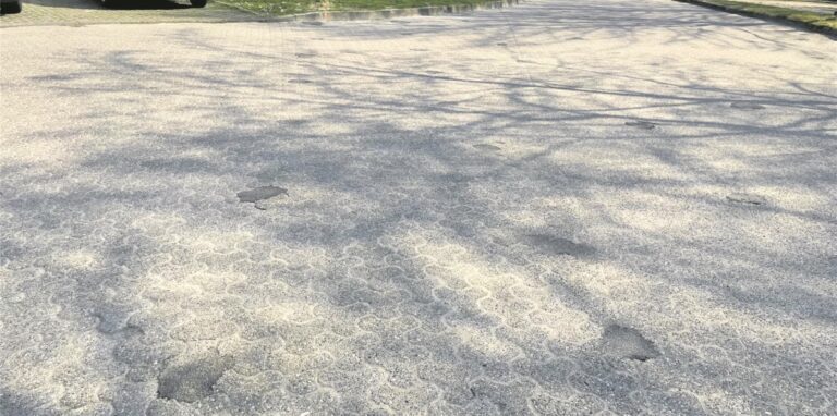 Viele rätseln, was diese kleinen schwarzen Flecken zwischen den Pflastersteinen auf dem Copa-Parkplatz zu bedeuten haben.