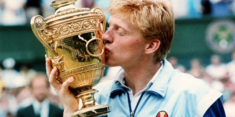 Der damals 18-jährige Tennisspieler Boris Becker aus Leimen küsst den Pokal, nachdem er zum zweiten Mal in Folge das Herren-Einzel-Finale in Wimbledon gewonnen hat.