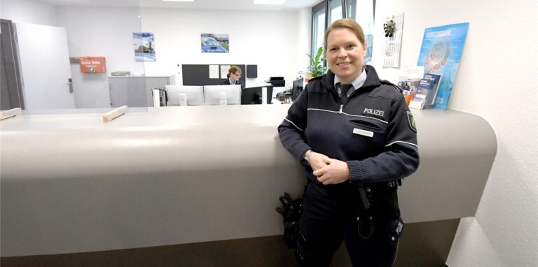Polizeihauptkommissarin Julia Huntermann steht an einem Tresen im Besucherbereich der Polizeiwache Oer-Erkenschwick.