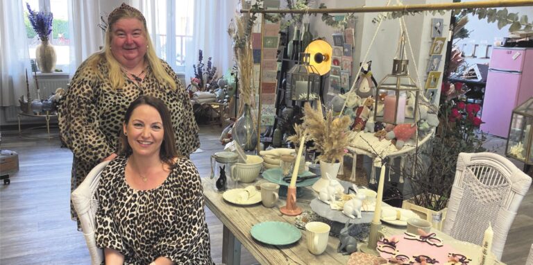 Silke Bauroth (hinten) und ihre Mitarbeiterin Anja Schulz im Laden von „Silk and Magnolia“ an der Ursulastraße.