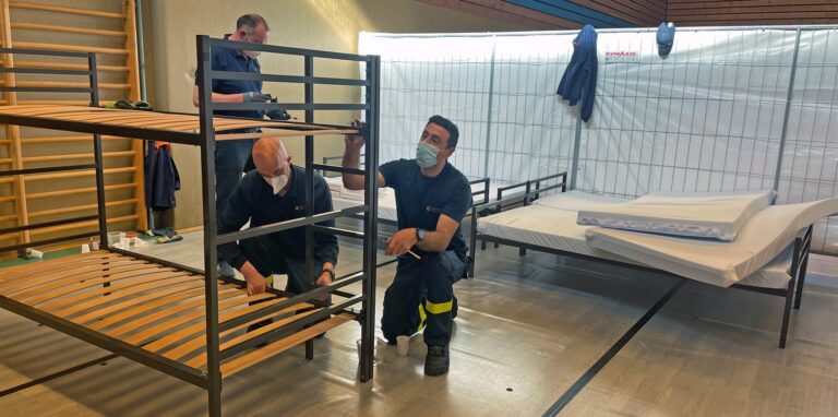 Bettenaufbau durch die Feuerwehr in der Josefhalle, die Notunterkunft in Dorsten für ukrainische Flüchtlingen wird.