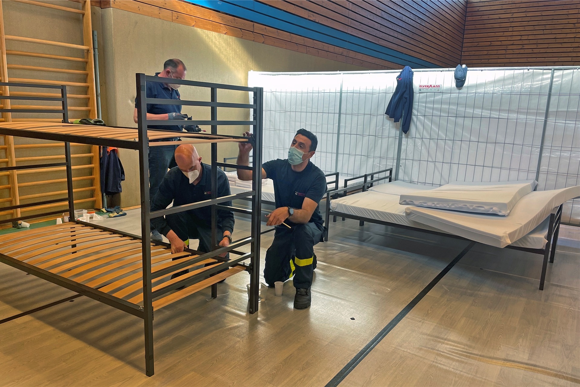 Bettenaufbau durch die Feuerwehr in der Josefhalle, die Notunterkunft in Dorsten für ukrainische Flüchtlingen wird.