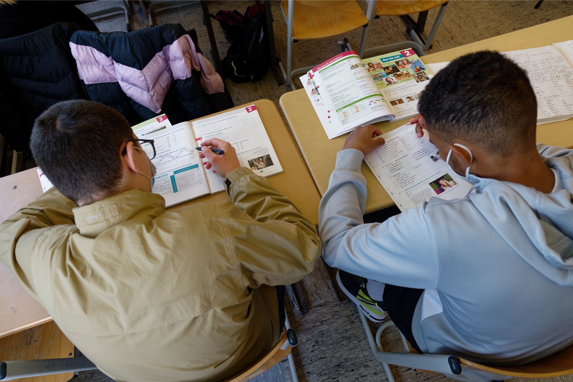 Der aus der Ukraine geflohene Schüler Konstantin (l) arbeitet zusammen mit einem Mitschüler in der Deutsch Fördergruppe des Albertus-Magnus-Gymnasiums.