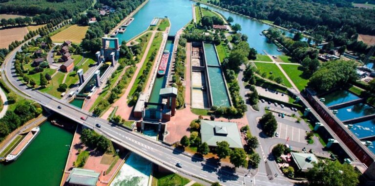 Blick aus der Vogelperspektive auf den Schleusenpark Waltrop mit Neuem Schiffshebewerk, neuer Schleuse und den Alten Schachtschleuse. Vorn die Recklinghäuser Straße.